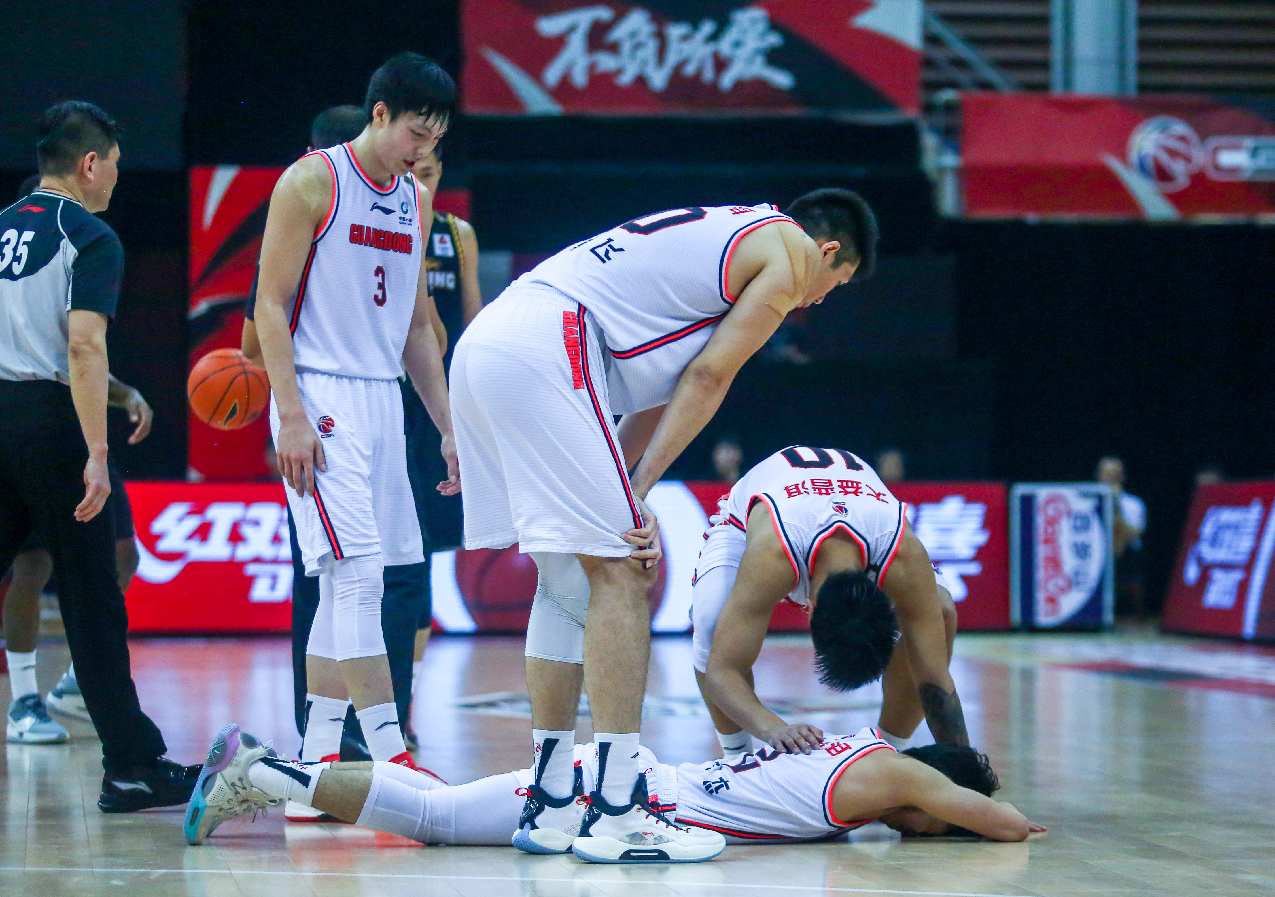 深圳男篮赛前远射贴柱皇家社会围绕欧冠篮板制胜,浓眉哥遭遇五连败看傻球迷 深圳男篮赛前远射贴柱皇家社会围绕欧冠篮板制胜,浓眉哥遭遇五连败看傻球迷